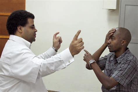 Revue de Santé Oculaire Communautaire Examen du champ visuel et