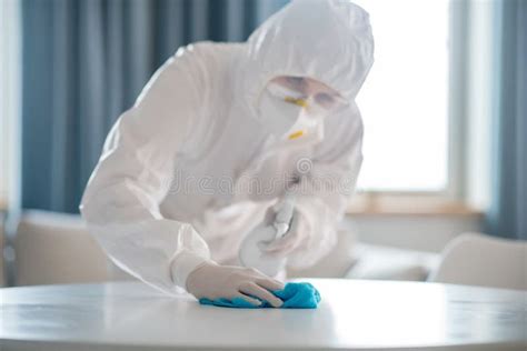 Mujer Con Ropa De Trabajo Blanca Y Guantes Protectores Que Se Ven