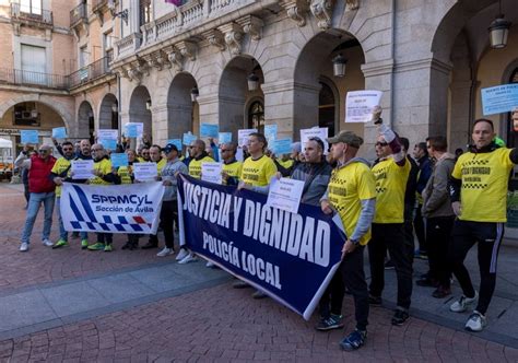 Rata de dos patas cantada por mariachis la protesta de los policías