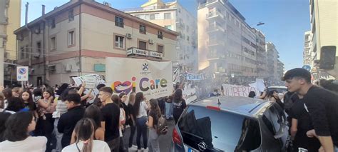 Crotone Studenti In Piazza Contro Il Piano Di Dimensionamento