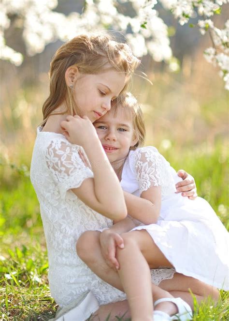 Portrait De Deux Amies De Petites Filles Photo Stock Image Du Copines