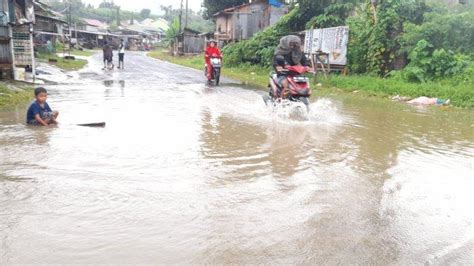 Diguyur Hujan Deras Sejumlah Ruas Jalan Di Kota Mamuju Tergenang Air