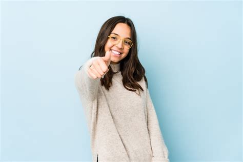 Joven Mujer Hispana De Raza Mixta Aislada Sonriendo Y Levantando El