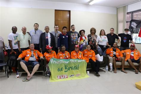 Petroleiros prestam apoio a militantes que estão em greve de fome por