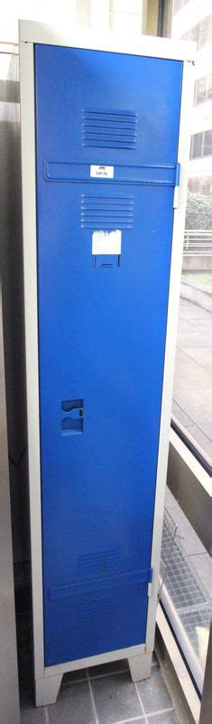 8 Vestiaires En Metal Laque Bleu Dont 2 Vestiaires Ouvrant Par Une