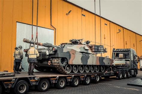 Polônia recebe tanques M1A1 Abrams e lançadores de foguetes HIMARS dos