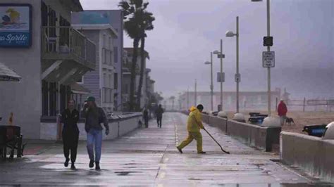 El Sur De California Bajo Una Inusual Tormenta De Lluvia Y Nieve