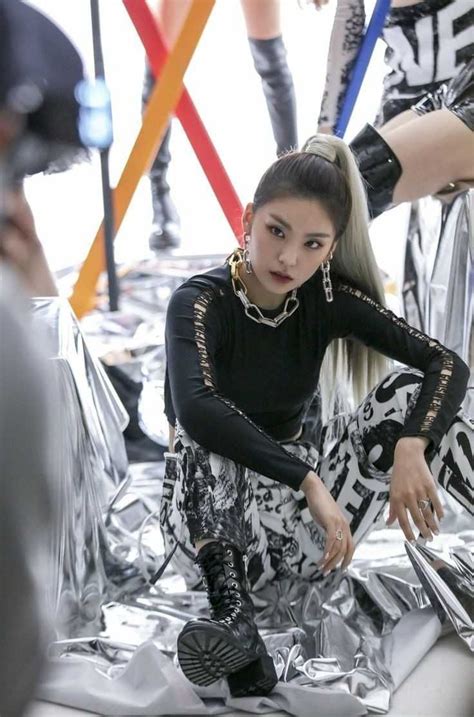 Potret Yeji Itzy Dengan Outfit Hitam Auranya Kuat