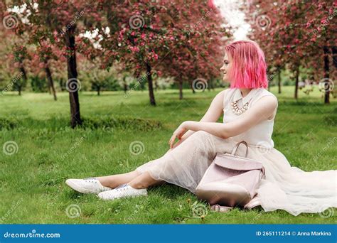 Jeune Fille Aux Cheveux Roses Dans Un Verger De Pommes Belle Jeune