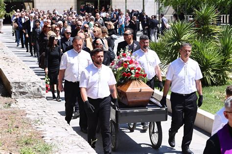 Galerija slika Jasminov unuk u ruci držao djedovu fotografiju svi