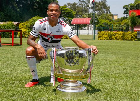 Confira imagens do elenco do São Paulo a taça da Copa do Brasil