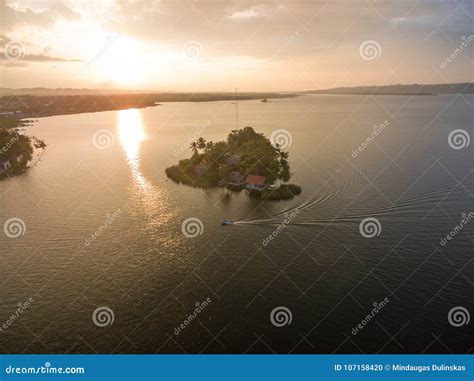 Santa Barbara Museum Em Flores Guatemala Luz Do Por Do Sol Lago