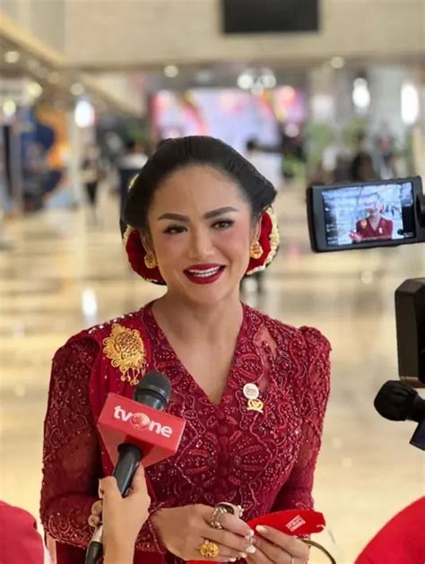 9 Potret Cantik Krisdayanti Berkebaya Merah Saat Hadiri Sidang Tahunan