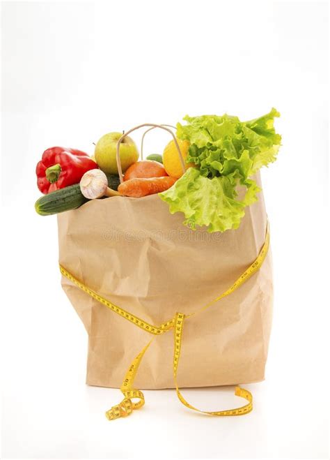 Bolsa De Papel Con Verduras Y Frutas Y Cinta De Medida Sobre Fondo