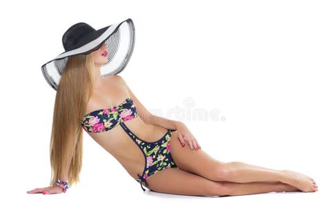 Flicka I Bikini Och Sommarhatt Fotografering F R Bildbyr Er Bild Av