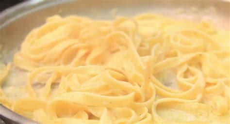 Hervir pasta en leche con parmesano La receta de pasta más sabrosa