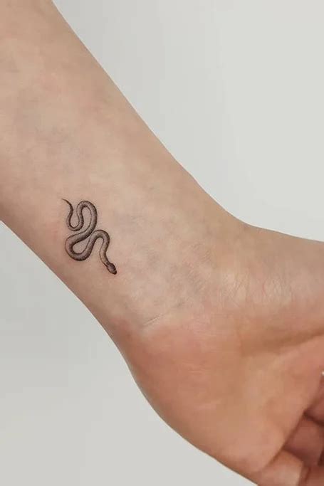 unità Temporale Prestigioso tatuaggi serpenti piccoli Tipicamente