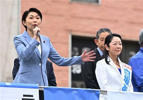 6日の告示日、自民党の小渕優子組織運動本部長（左）の応援演説を聞く白坂亜紀氏 参院大分補選 「女性活躍」pr合戦 自民は女性弁士続々、立民「うちが先駆け」 写真・画像 2 3 ｜【西