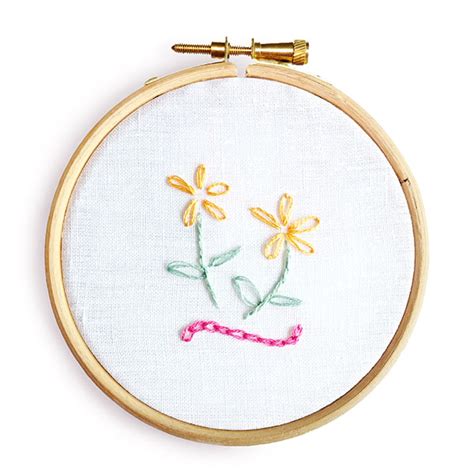 Embroidery stitch tutorial: the chain stitch and lazy daisy - Peacock & Fig