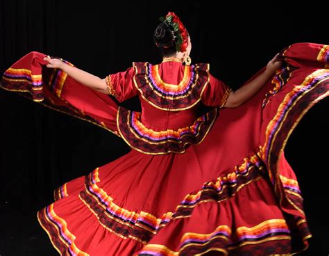 The Abundance Of Material In Traditional Mexican Dance Dresses Shunvogue