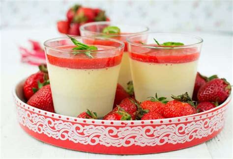 Panna Cotta De Vainilla Con Salsa De Fresas