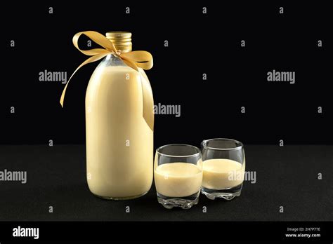 Lait De Poule Dans Des Verres Banque De Photographies Et Dimages