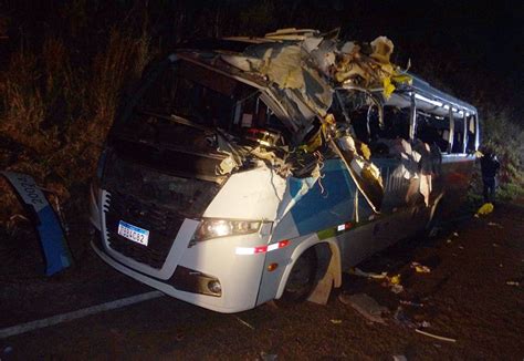 Ônibus e carreta se envolvem em grave acidente na MGC 120 entre