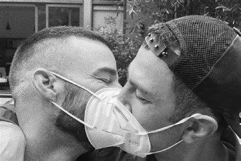 Ricky Martin Partilha Foto De Beijo Apaixonado Ao Marido Em Dia Do Orgulho Gay