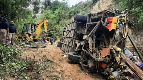 Tragedia En México 27 Personas Murieron Tras Caída De Un Autobús A Un Barranco En Oaxaca Rpp