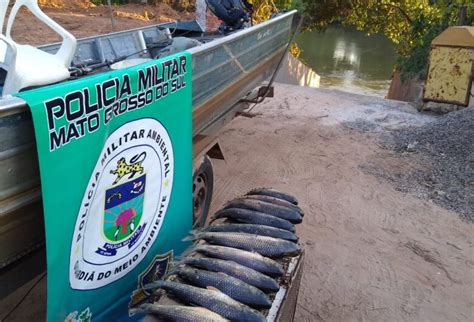 Pescador é autuado pescado acima da cota e fora da medida