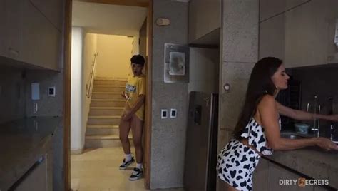 Freeuse milf caliente latina madrastra canela skin follada por su coño milf por toda la casa