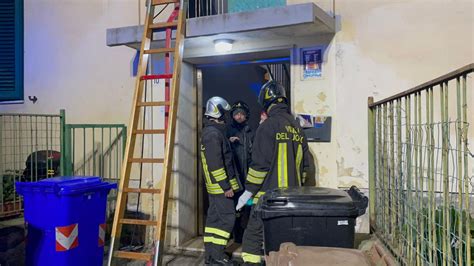 Livorno Incendio All Alba In Una Palazzina Popolare 4 Feriti Uno