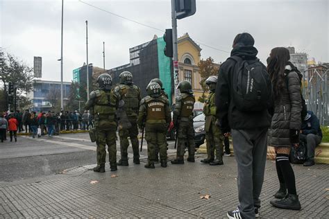 Estudiantes Marchan Por La Alameda En Medio De Enfrentamientos Con