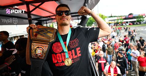 WWE กับธรรมเนียมมอบ ‘เข็มขัดแชมป์โลก’ รุ่นพิเศษแก่ทีมแชมป์กีฬาทั่วโลก