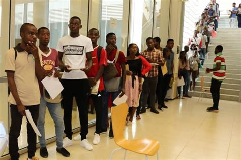 Estudantes universitários em Angola céticos reinício das aulas