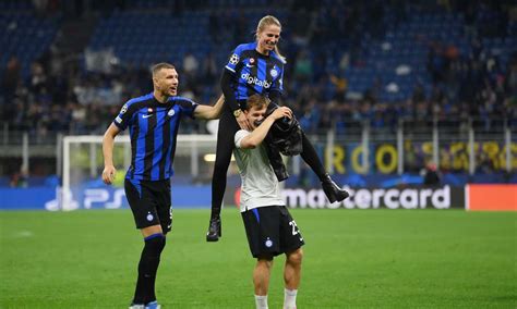 Inter In Finale Di Champions Barella Esce Dall Auto Per Far Festa Coi