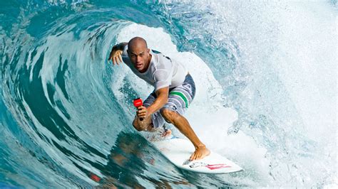 Pro Surfer Kelly Slater Scores A Beautiful Spot On Oahu S North Shore Surfer Surfing Surf