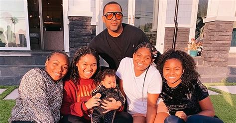 Mike Epps & His 5 Daughters Strike Poses in New Heartwarming Photo ...