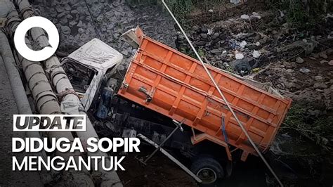 Sopir Mengantuk Truk Bermuatan Pasir Terjun Ke Sungai Logung Kudus