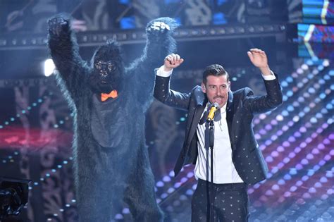 Sanremo Chi C Sotto La Scimmia Di Francesco Gabbani