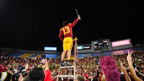 Usc Trojans Soundly Defeat The Notre Dame Fighting Irish 38 27 Los