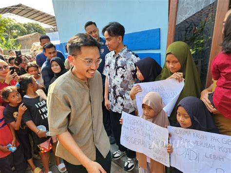 Blusukan Bareng Di Surakarta Gusti Bhre Dikenalkan Gibran Kepada Warga