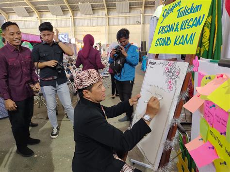 Pj Wali Kota Probolinggo Kunjungi Stan IGABA Di Festival Merdeka