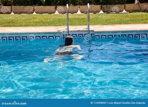 Persona Nadando En La Piscina Foto De Archivo Imagen De Chapoteo