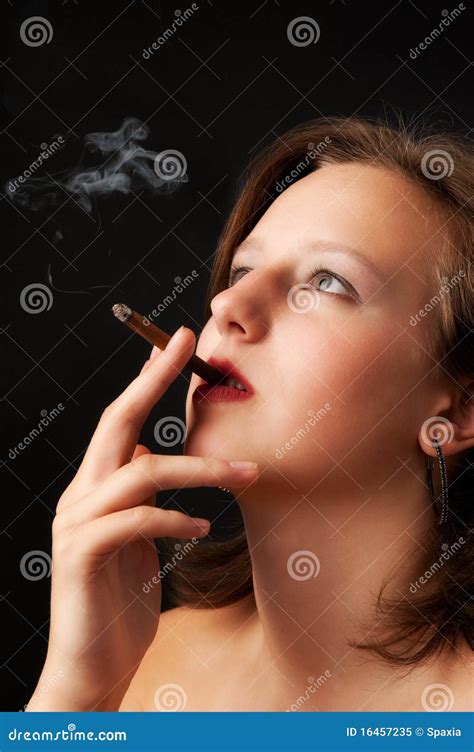 A Mulher Bonita Fuma Um Cigarro Imagem De Stock Imagem De Retrato