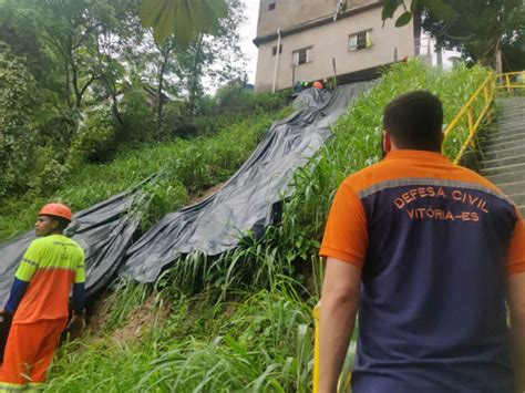 Defesa Civil de Vitória emite alerta de risco de deslizamento em 11