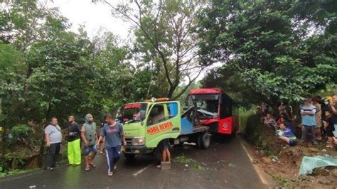 Kecelakaan Maut Pukul 15 00 Wib Pria Duda Tewas Usai Bus Dan Truk