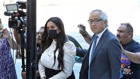 Kobe Bryants Widow Leaves Court In Tears After Barman Describes Crash