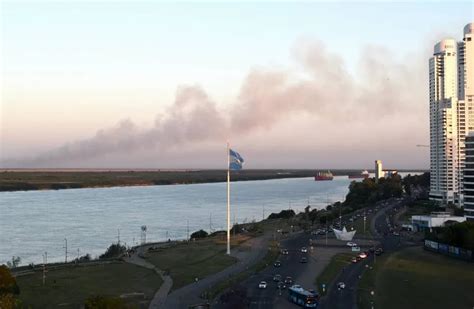 Sin Dictamen Por La Ley De Humedales Volvieron Las Quemas Frente A Rosario