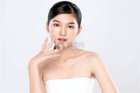 肖像美丽的年轻亚洲女人清洁新鲜裸露的皮肤概念亚洲女孩美容面部护肤和保健面部护理完美肌肤自然妆高清图片下载 正版图片506357730 摄图网